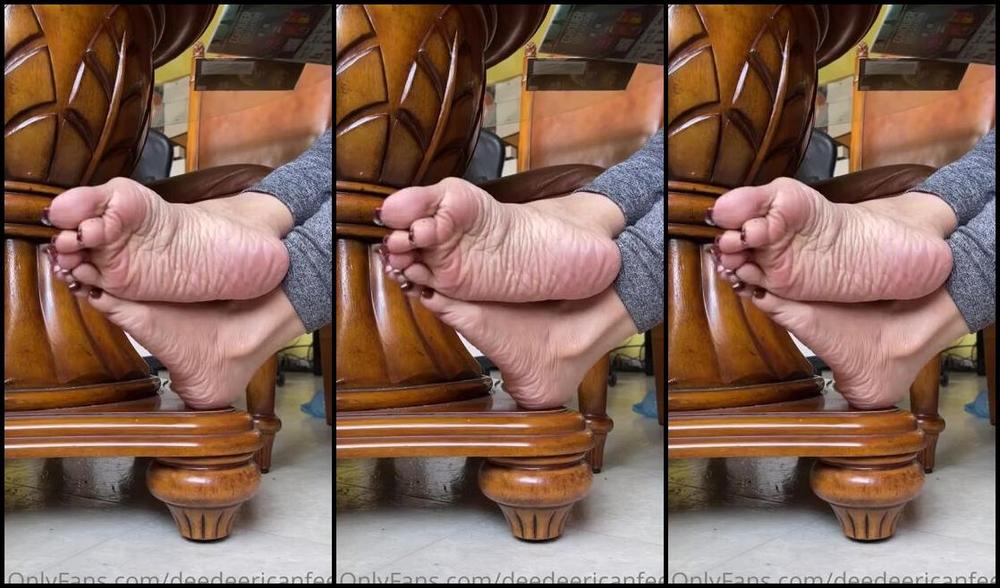 Deedeericanfeet Onlyfans As Requested Under My Table View Wow Weeeee I Kno U Would Be Looking At Those Soles