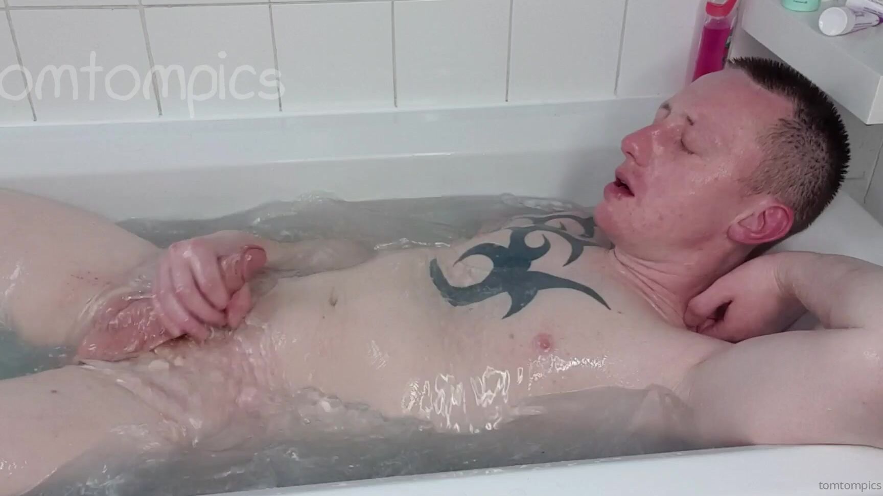 Tomtompics Wanna Come Join Me In The Bath Watch Me Get Horny Taking A Bath Until I Blow A Load On My