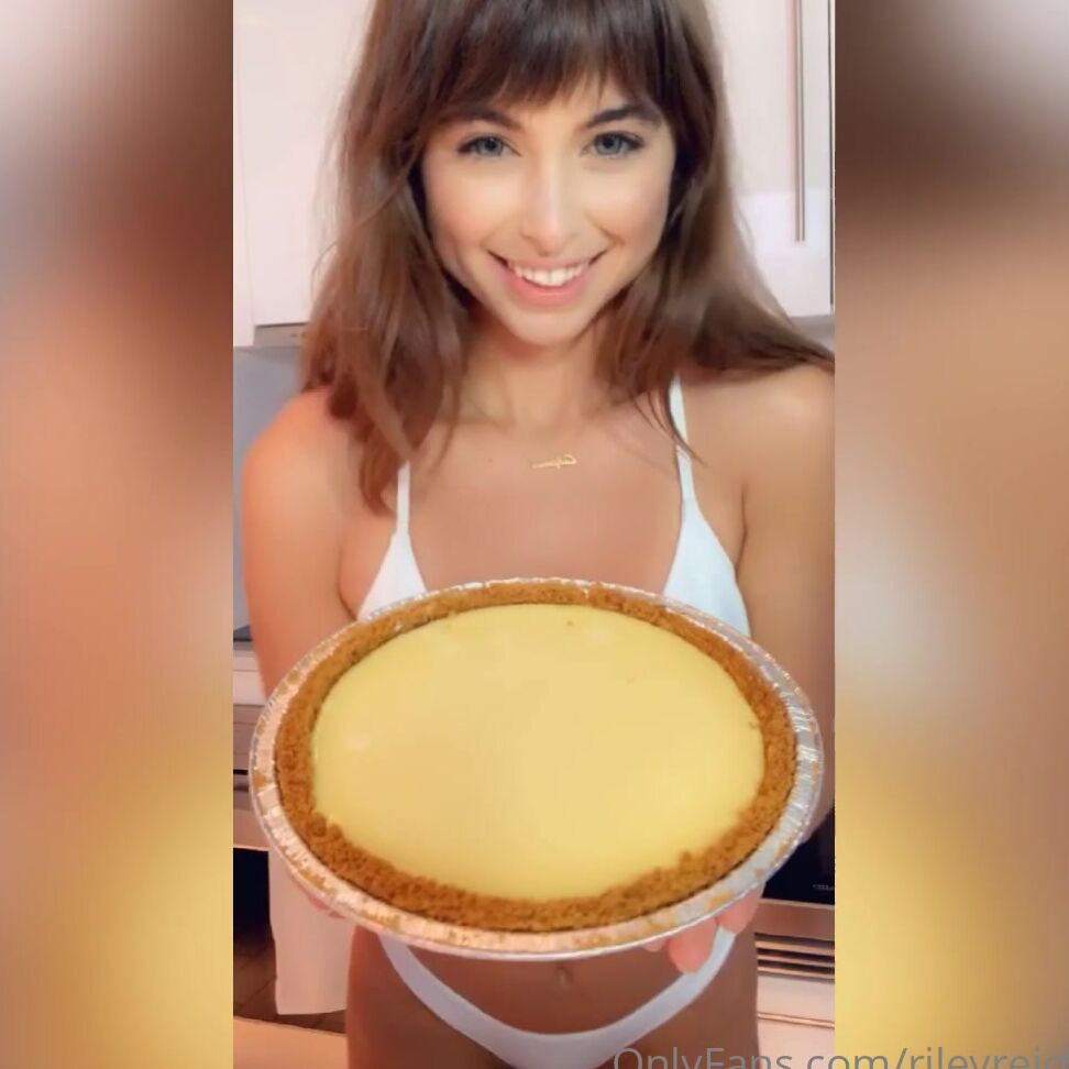 Rileyreidx What Fruit Looks Most Like A Dick A Banana Abbiemaley I Can T Help But Use This Ba