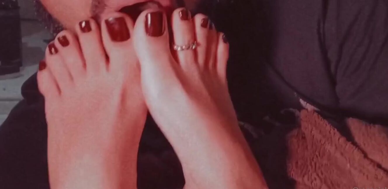 Raposinha Feet Nicknamed Raposinhafeet Foot Fetish 10 20 2021 Onlyfans Video Esta Fazendo 17C Aqui No Rio De Janeiro Pra Qualquer Carioca Isso E Muito Frio As