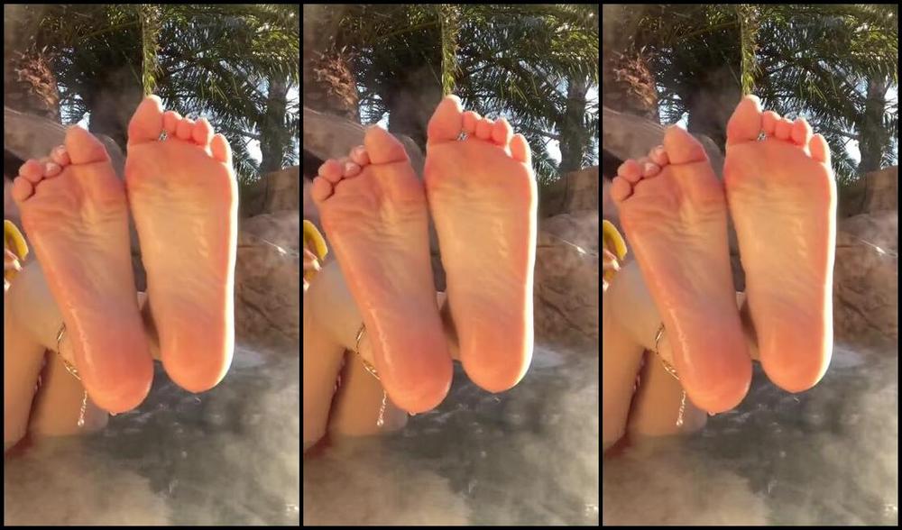Nicholeivory Onlyfans Just Enjoying My Banana In The Jacuzzi While Teasing You With My Feet