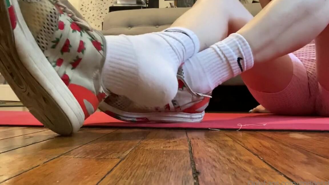 Fendi Feet Aka Goddessfendi Onlyfans I Always Think Of You Guys After My Workouuuuutttssss 1P