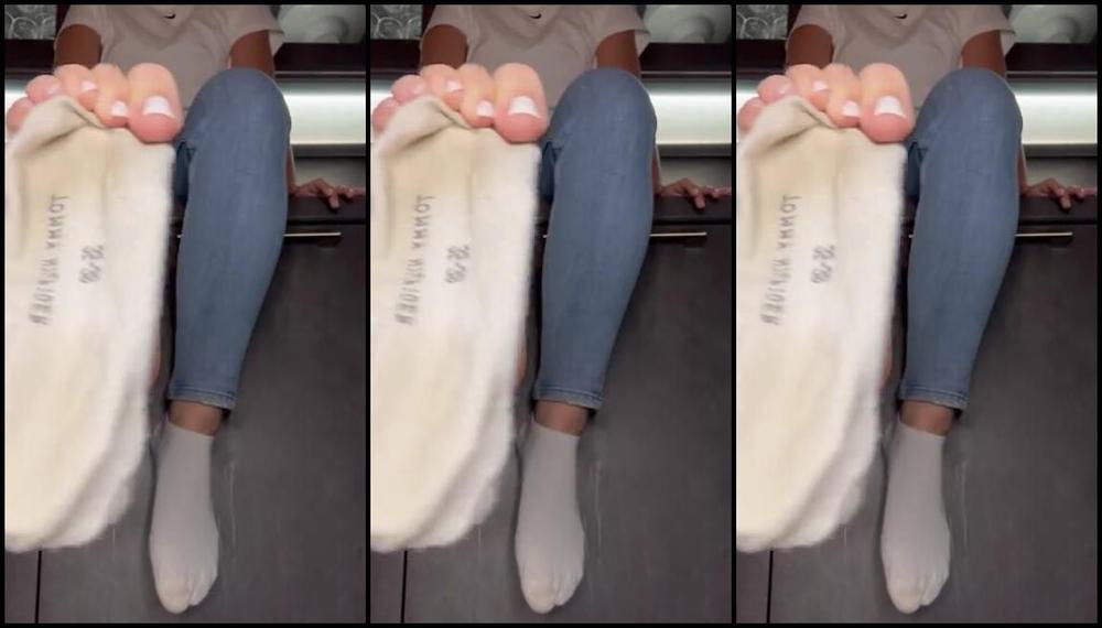 Sarina Jones Nicknamed Sarinajones 01 30 2024 Onlyfans Video Pov Im Sitting On My Kitchen Counter And Wait For You To Enter The Room