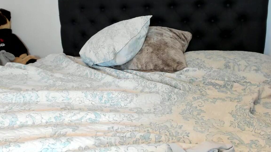 Meganholly Spreading Horny Pussy On Cam