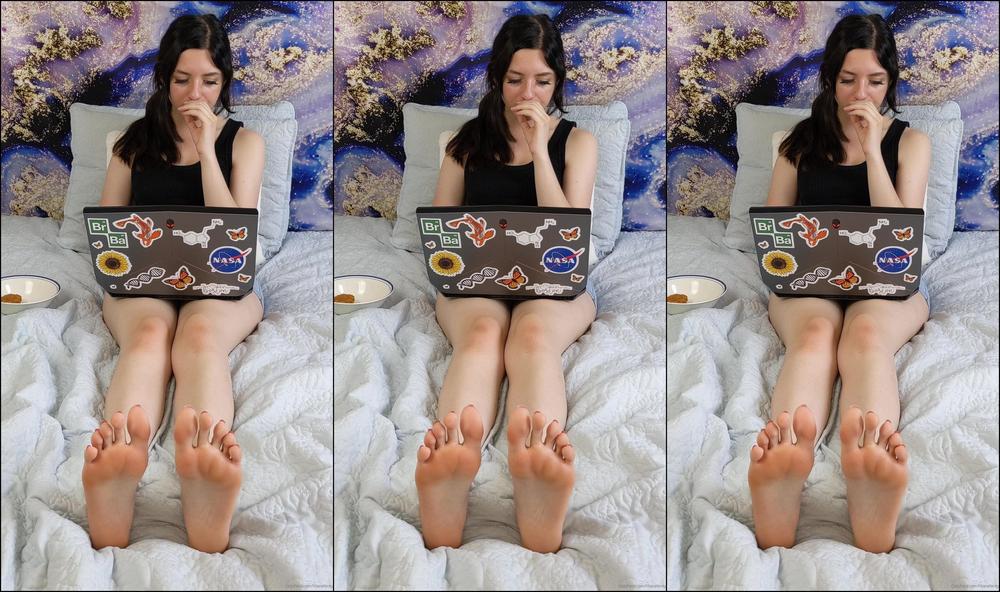 lilianafenty-28-08-2020-604262895-ignoring-you-while-i-browse-reddit-and-eat-chicken-tenders