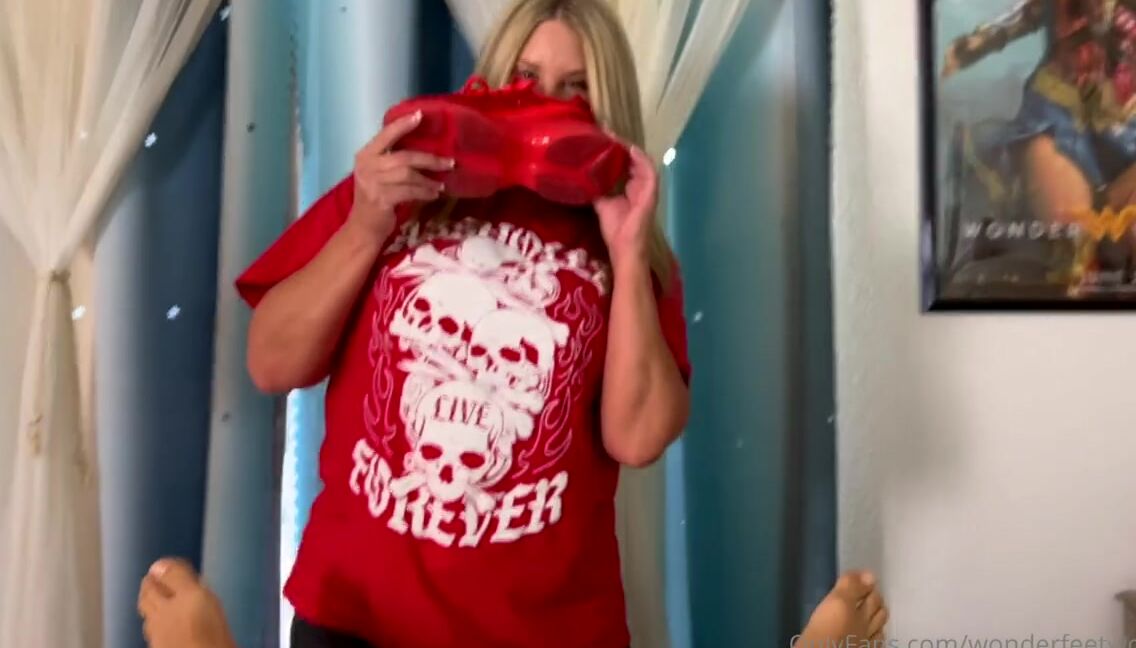 Wonderaeetwoman Nicknamed Wonderfeetwoman Onlyfans Caught Him Watching Me Take Pictures So I Brought Him Upstairs To My Bedroom Where I Showed Him