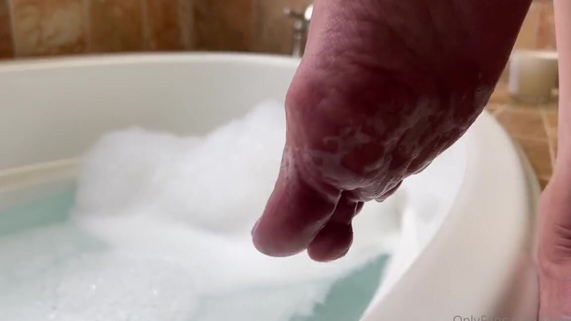Flirty Paws Nicknamed Flirtypaws Onlyfans Feet Only Took A Bath In Pink Toes Watch These Jellybeans Poke Through The Bubbles