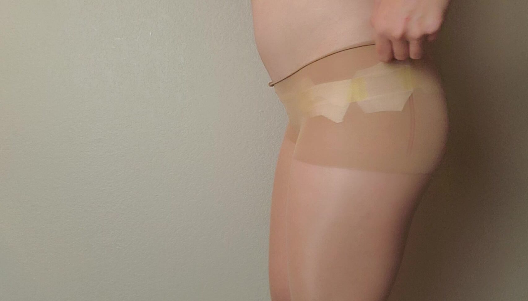 "Miss Malorie Switch" diaper, diaper fetish, pee, tights fetish, water sports Overflowing Pampers manyvids