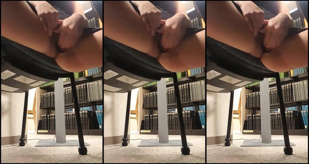 Shesleah Leah Got Off At College In The Library