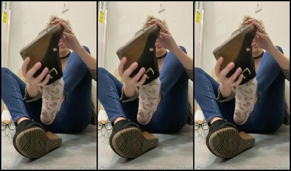 Summer Solesis Nicknamed Summer Solesis Onlyfans Secretly Stretching My Feet In The Back Of My Job