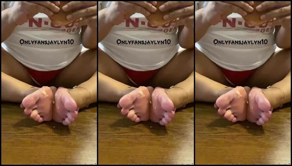 Jaylyn Nicknamed Jaylyn10 Onlyfans Eat Some Of The Burger Amp Had Some Sauce Drip On My Toes