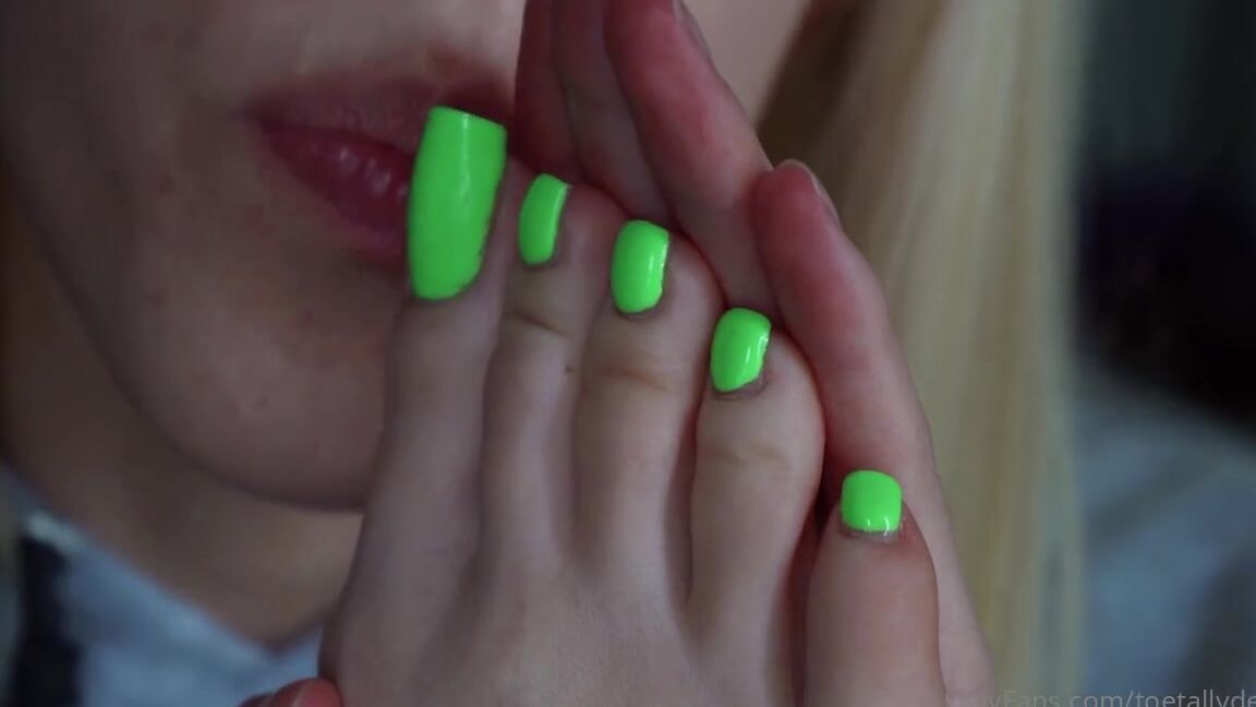 Toetallydevine Onlyfans Get In My Mouth Tags Green Pedi Neon Pedi Foot Worship Fw Sfw Self Foot Worship Lickingp