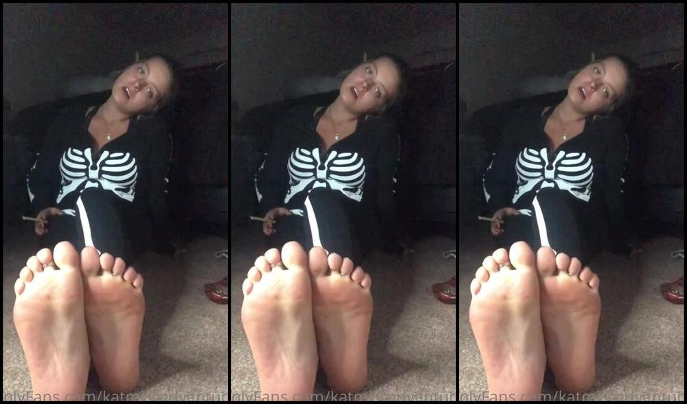 Adventuretoeskat Nicknamed Missadventuretoeskat Onlyfans My Skeleton Onsie Is Pretty Halloweenie All Those Buttons Unbuttoned 3