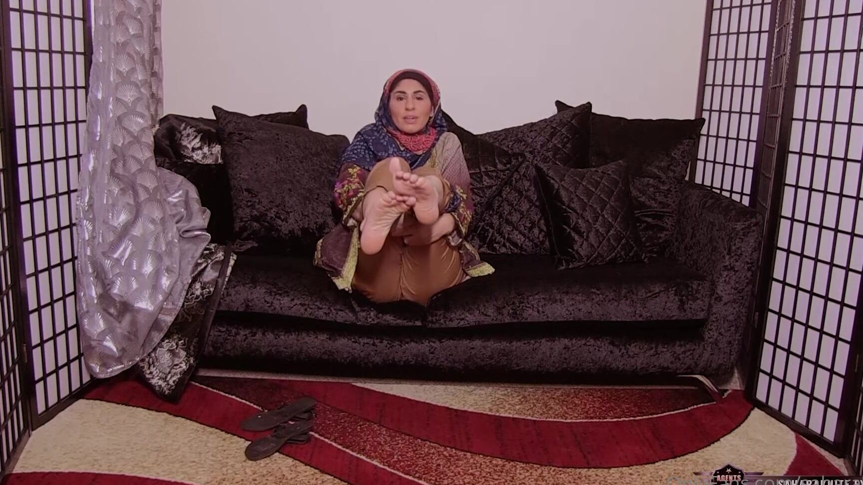 saharaknite-08-02-2022-2356606285-hijabi-foot-tease-hindi-