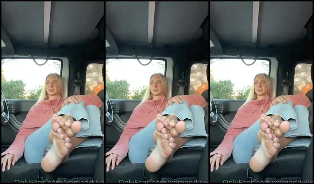 Goddess Kaylee Aka Xomaddykxo Onlyfans I M Finally Done Shopping And I Need To Air Out These Feet I Hope You Don T Mindp