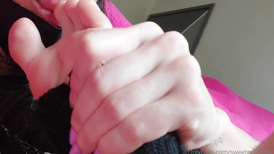 Sweetprincesscandy Nicknamed Sweetprincesscandy Onlyfans Toe Kisses Loving Them For You Since Youre Far Away