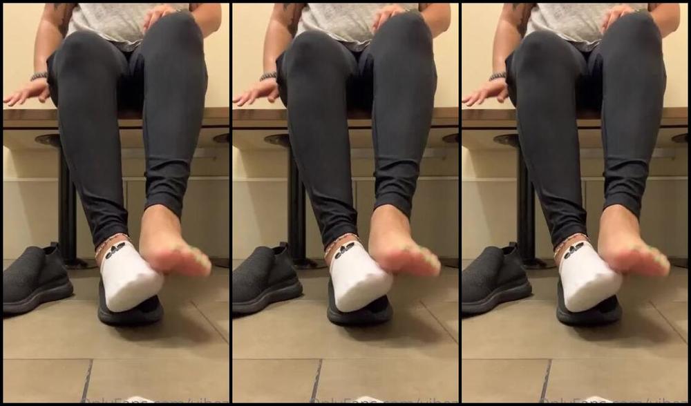 Natasha Aka Vibez3 Onlyfans Keep Swiping To Get To The Sweaty Sock Removal At The Gym 4