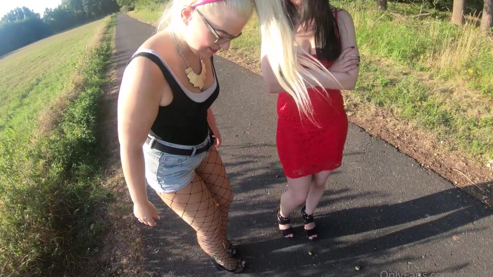 Mariellasun Outdoor Blowjob With Alina