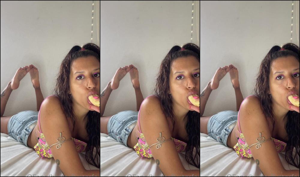 Queenstarb Just Me Being Cute In The Pose While Eating A Banana I Wonder What Are You Looking At