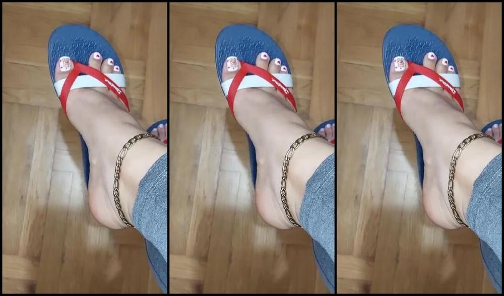 Mica Sandy Nicknamed Sandysmallfeet Onlyfans Love Dangling And Teasing You