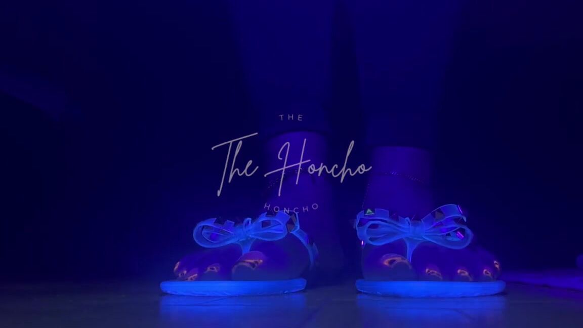 Honcho Nicknamed Thefthoncho Foot Fetish 11 15 2024 Onlyfans Video Sandals And Toes Glow In Fluorescent Light