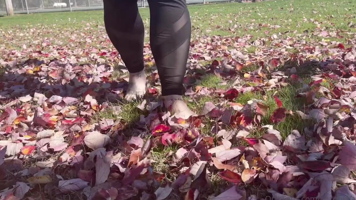 Coco Bella Nicknamed Cocobellafeetz Onlyfans 10 19 2021 I Love Fall Time