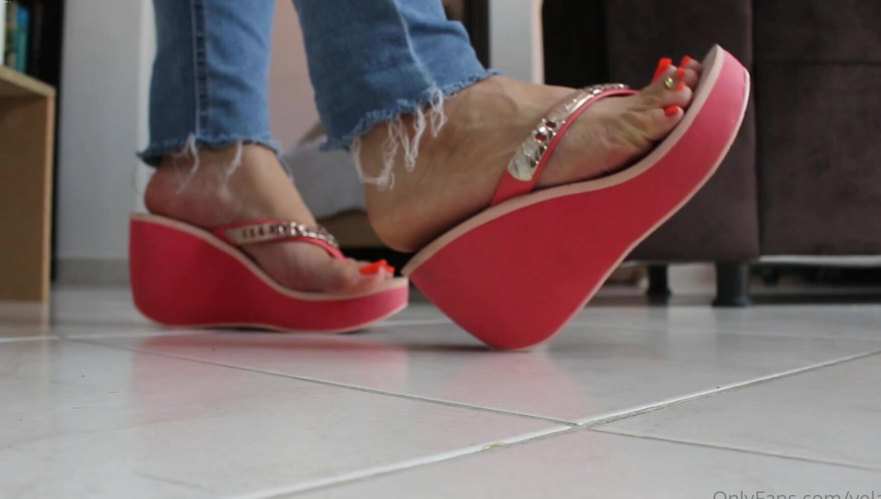 Yelahiag Let S Start The Week Enjoying A Moment Of Foot Fetish Pleasure With My Pink Wedges And My