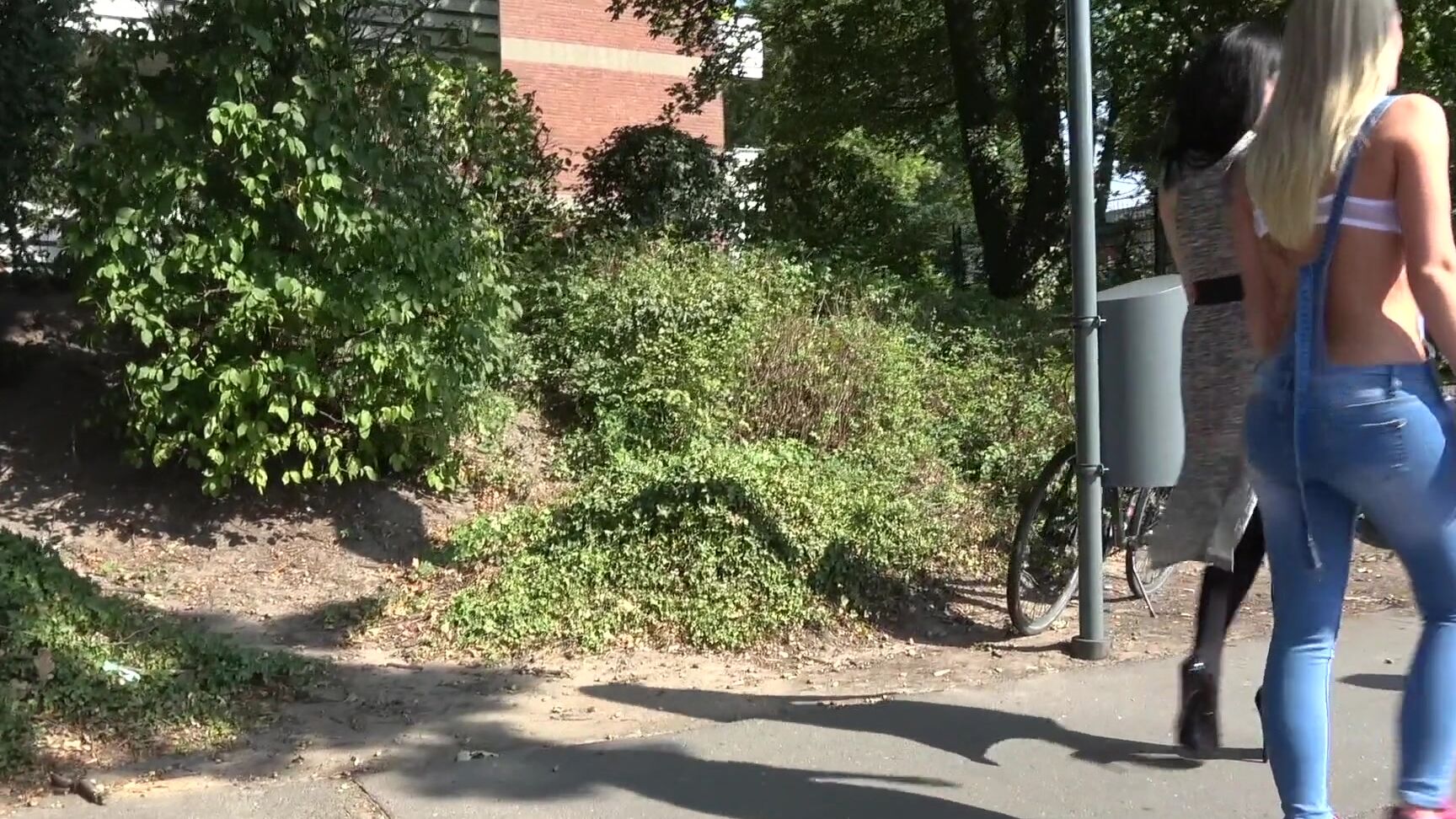 Alissa-Noir - 035 Blondinnen vs. Brünetten - wer pisst besser public¿ PornHubPremium