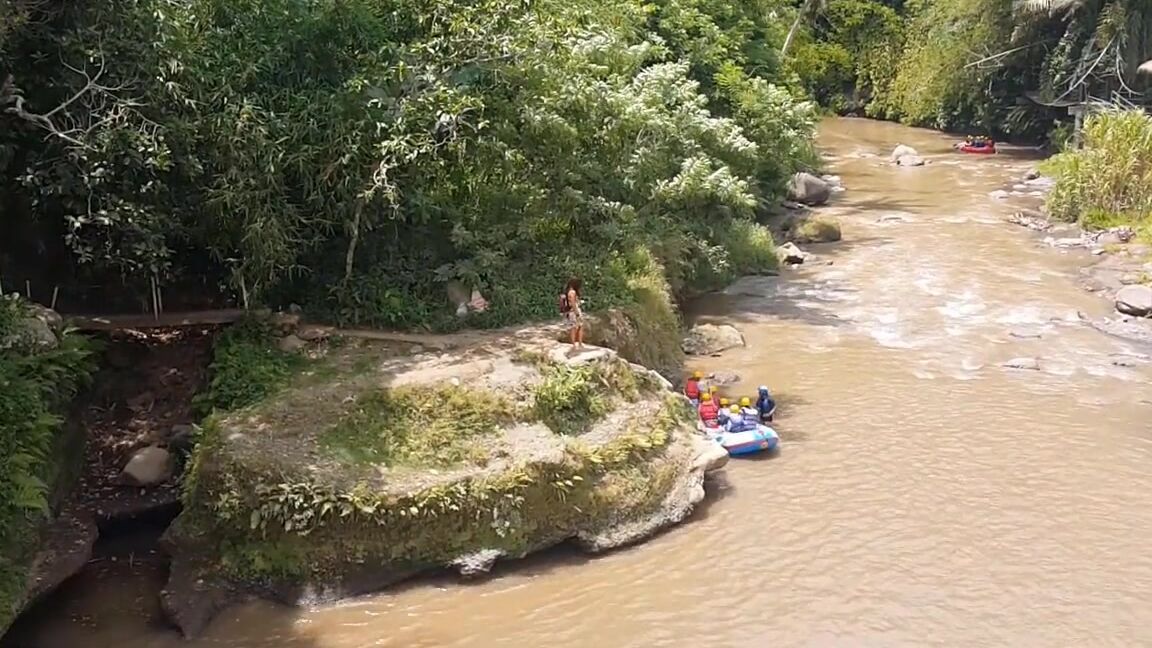 My Wife SexyDreams PUBLIC PEE at Rafting side among sportsmen Pornhub