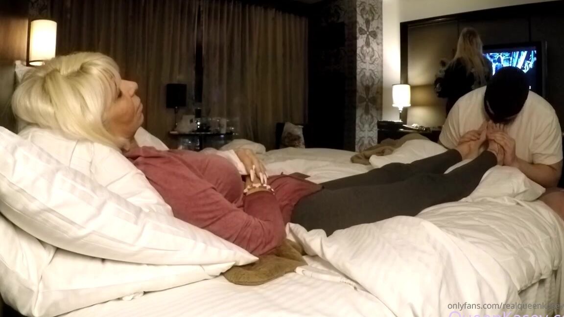 Queenofmean Nicknamed Realqueenkasey 03 03 2019 Onlyfans Video Cuckold In Chastity Foot Rub