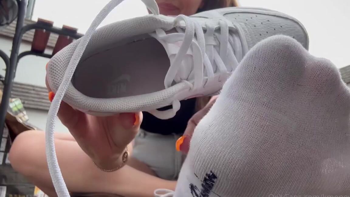 Lady Kira Aka Kmoneydom Onlyfans Nach Einem Langen Tag Packe Ich Meine Verschwitzen Fe Aus Und Du Darfst Mir Dabei Zuschauen