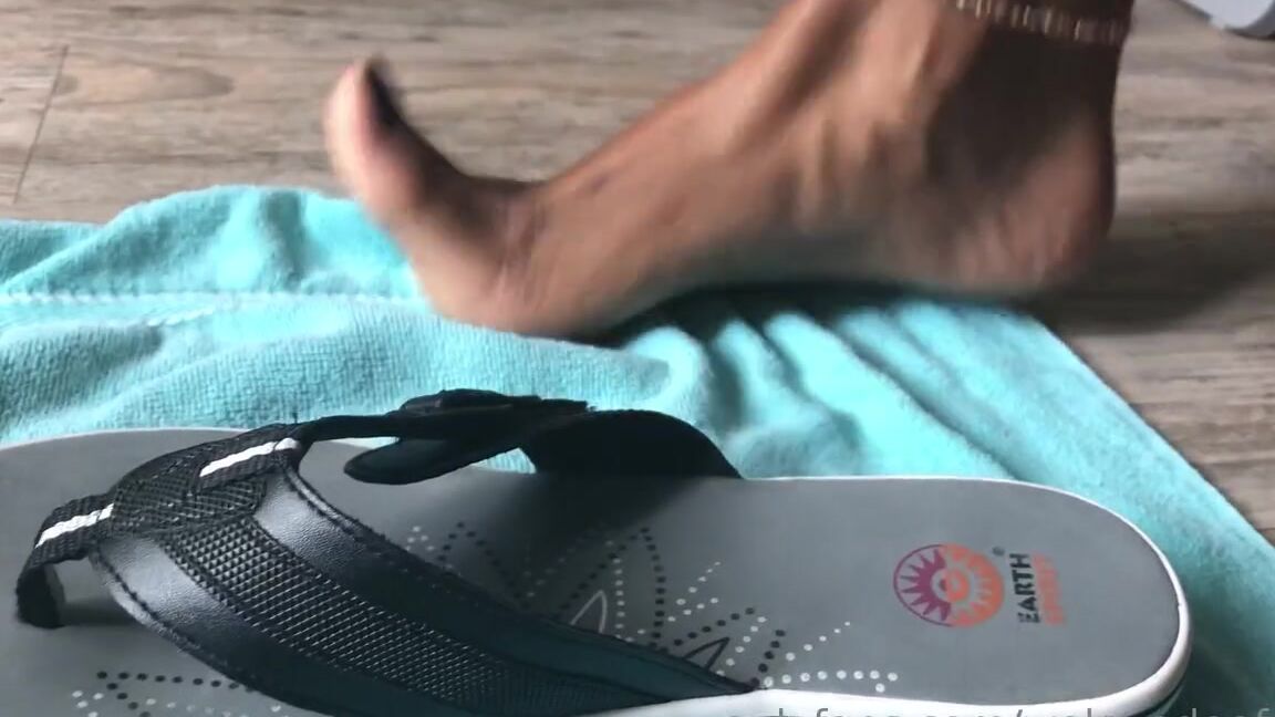 Goddess Dee Aka Welovedee Onlyfans My Cumfilled Sandals