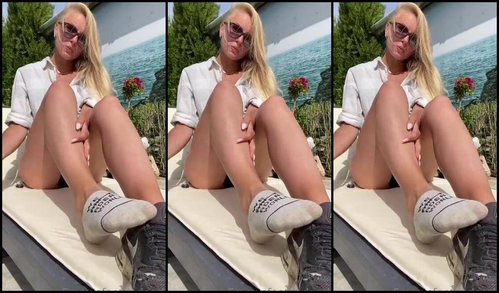 Emmysfeetandsocks Aka Emmyfeetandsocks Onlyfans My Nikes Still Can Do Alotp