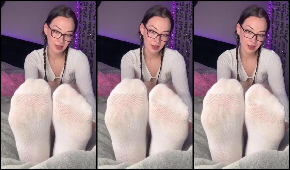 Cami Aka Camicutesoles Onlyfans All Of Our Friends Left Now S The Perfect Time For You To Finally Smell My Stinky Feet You Ve Been Gp