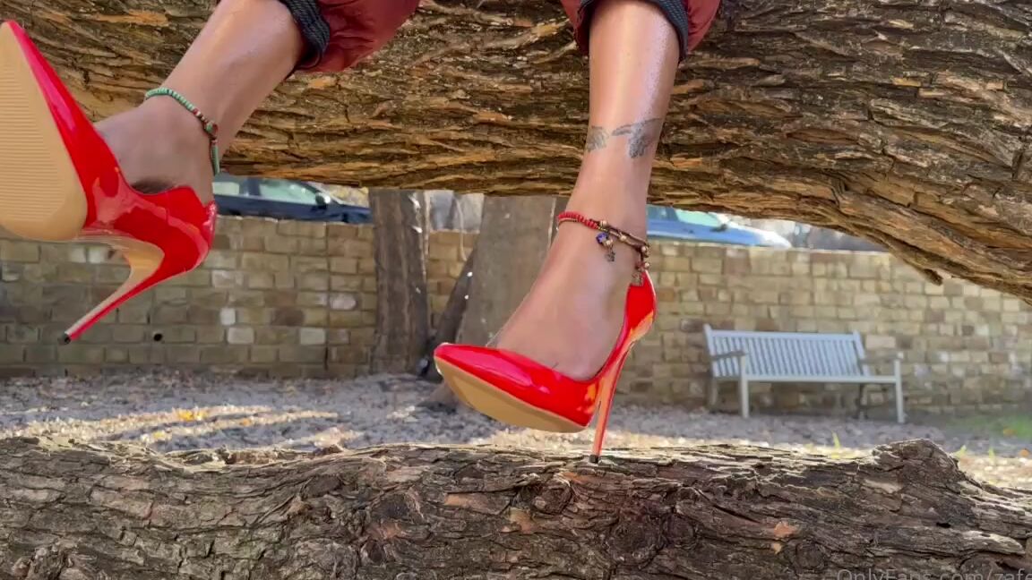 Zafeetllc Onlyfans A Christmas Red Pump And Toes Dump 1
