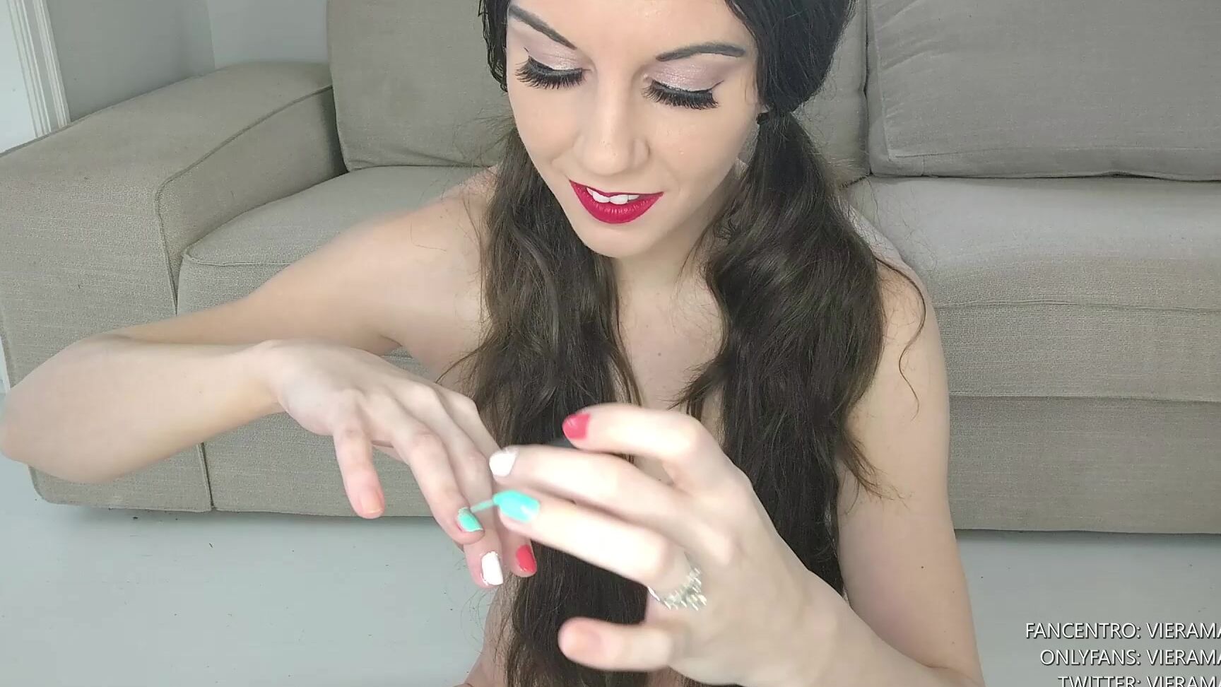 Vieramayxxx Sexy Fit Girl Painting Her Nails Naked