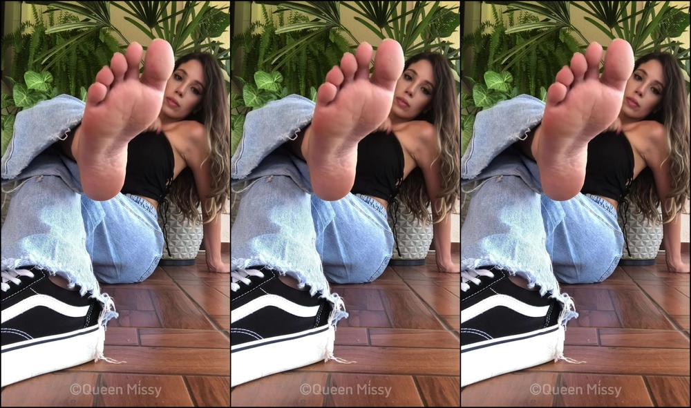 Queen Missy 2768058077 02 08 2023 Asmr Tirando Os T Nis Agora Quero Usar A Sua Cara Para Descansar Os Meus P S