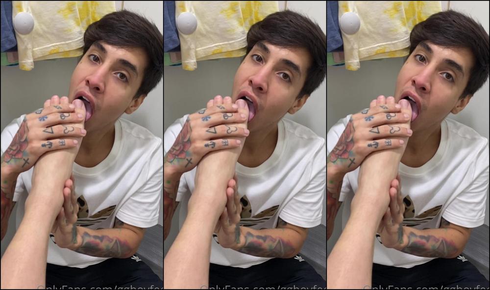 Ggboyfeet Feeling The Strong Smell Of My Feet Abusing Them In The Fitting Room