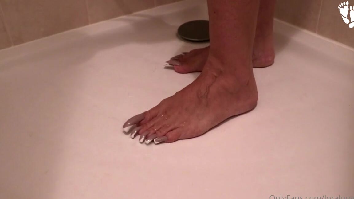 Lora Long Nails Nicknamed Loralongnails Onlyfans Long Toenails In The Shower