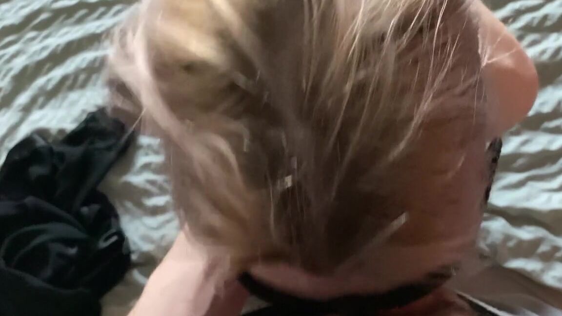 A Morning Blowjob In A Robe From A Beautiful Girl