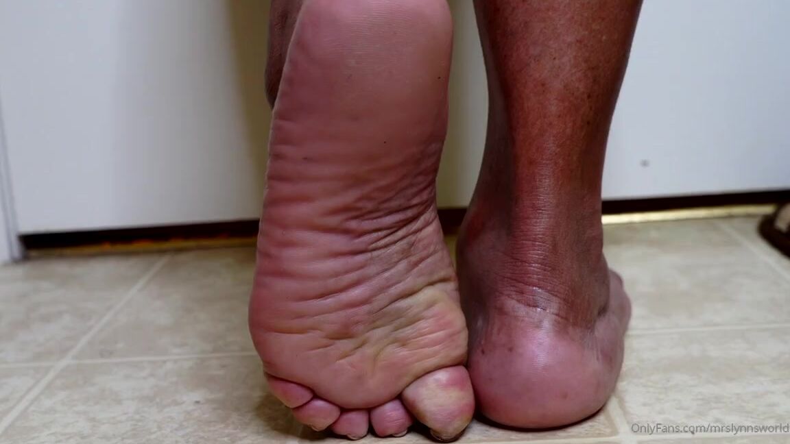 Auntie Lynn Nicknamed Mrslynnsworld Onlyfans Scrunching My Wrinkled Soles