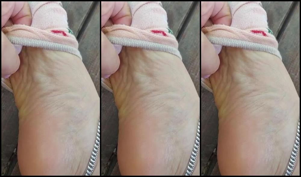 Mica Sandy Nicknamed Sandysmallfeet Onlyfans Outdoor Video Showing Soles After Walking Whole Day See How Soft They Are What Would You