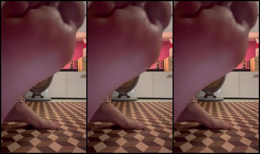 Mistress Desideria Godiva Nicknamed Padronagodiva 04 19 2023 Onlyfans Video Dopo La Palestra L Adorazione Dei Piedi Sudati Diventa Un Rito X I Segaioli