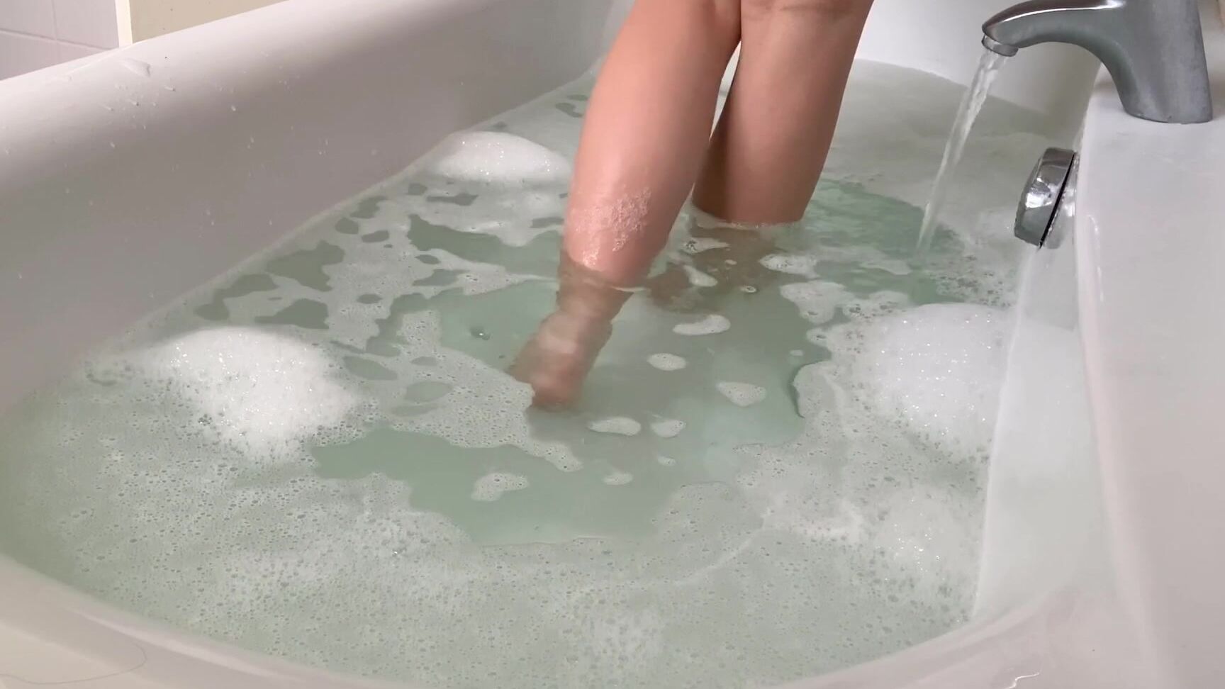 Babebarefootofficial Bath Time With Your Babe Watch My Booty In The Water With The Bubbles My Soft Drippin