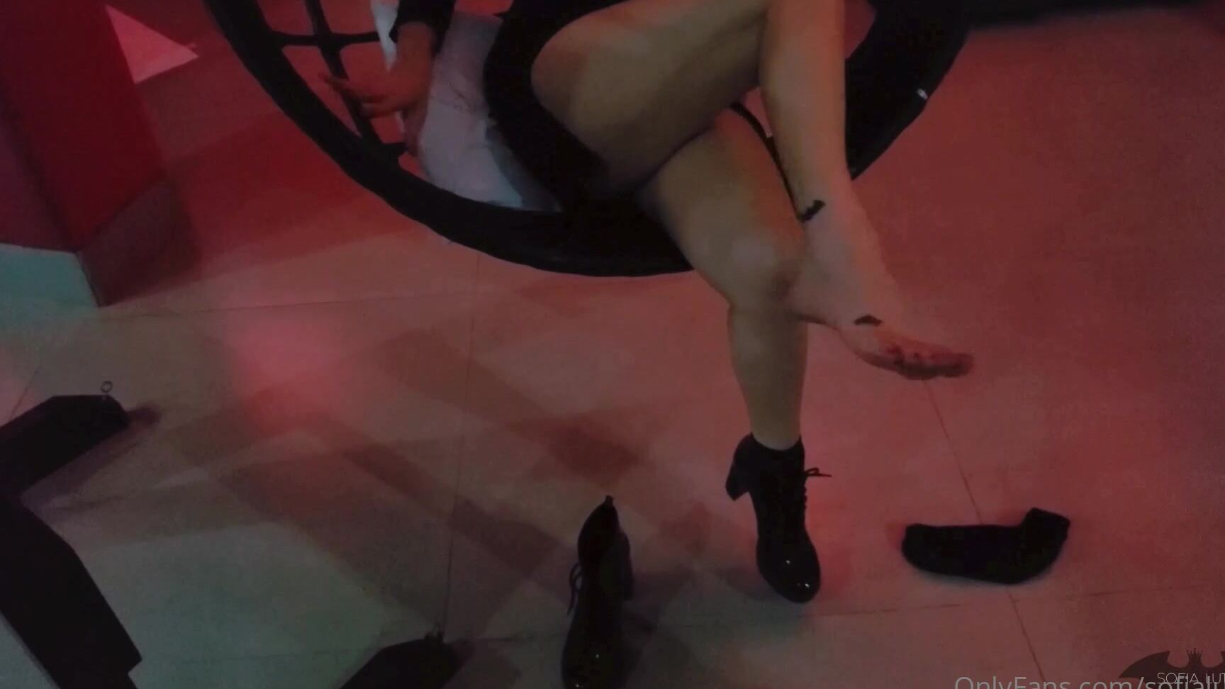 Sofialuttvip Can You Imagine The Smell Of A Rock Girl S Feet After Taking Off Her Boot