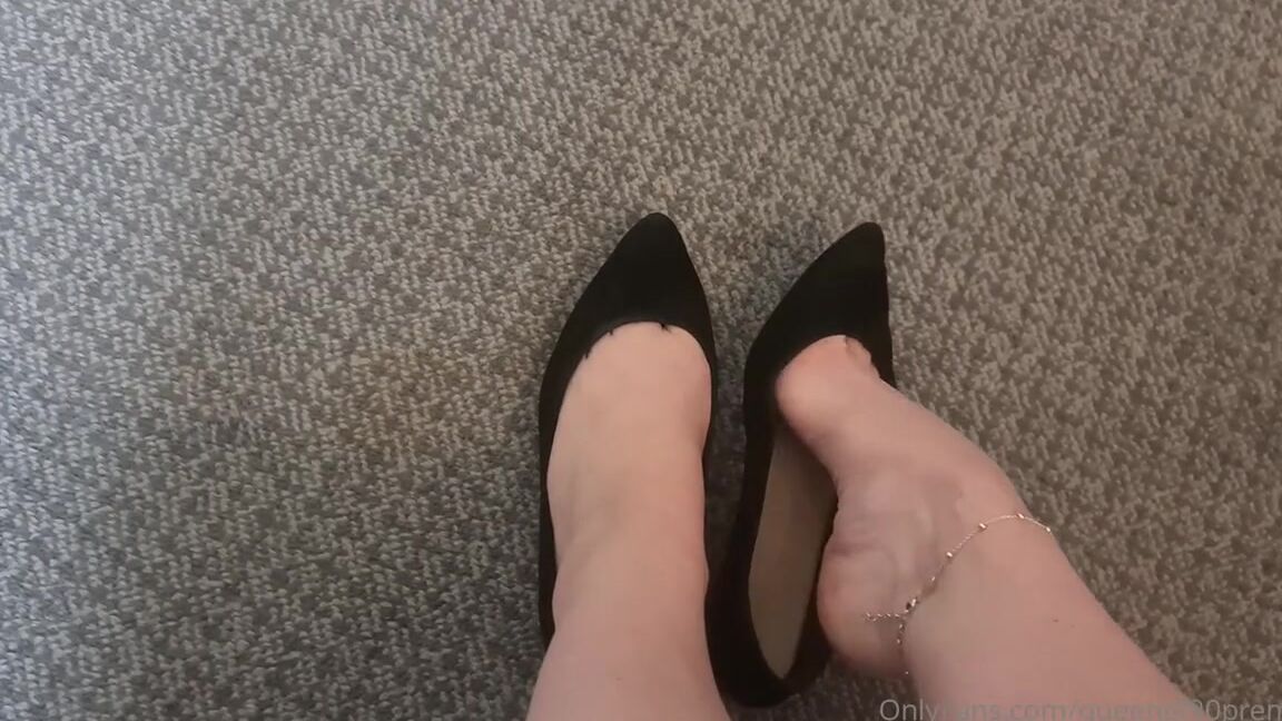 The Foot Queen Of England Aka Queengf90Premium Onlyfans I Never Wear These But I Sure Do Love Playing With Them