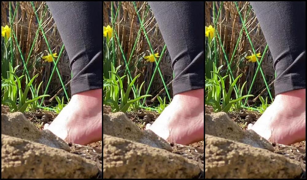 Caroline Aka Feetsiecakes Onlyfans Quick Giantess View You Sneakily Watch Me From Behind A Rock In My Garden