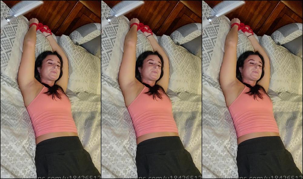 u184265127-12-11-2021-2272988274-armpits-vs-hairbrush