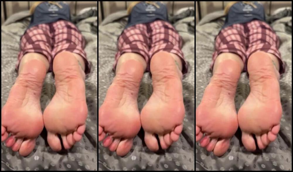 Solemate91 Nicknamed Solemate91 03 26 2025 Onlyfans Video I Love Making My Hubby Strip Off My Socks For You