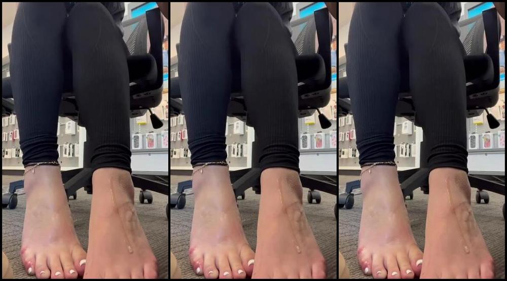 Feetbyselms Onlyfans Watch Me Oil My Feet At Work